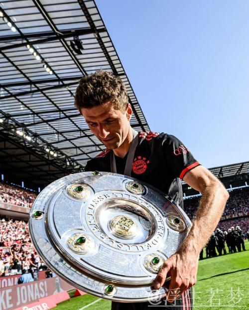 穆勒替补出战迎德甲第500场,职业生涯数据累积150球211助攻! 穆勒替补出战迎德甲第500场,职业生涯数据累积150球211助攻!